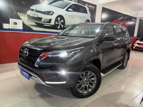 TOYOTA HILUX SW4 2.8 D-4D TURBO DIESEL SRX 7L 4X4 AUTOMÁTICO